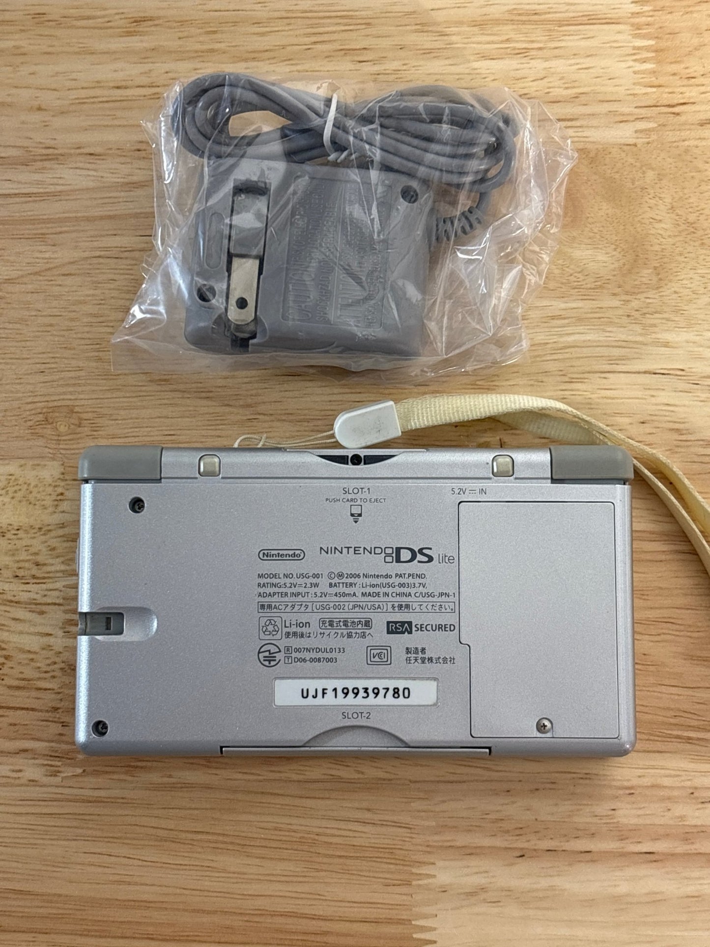 Silver Nintendo DS Lite - ChronicCards